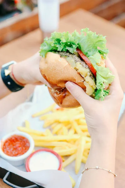 Taze sebzeli ev yapımı hamburger.