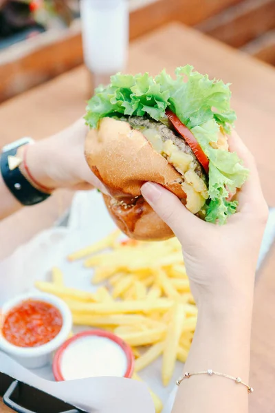 Taze sebzeli ev yapımı hamburger.