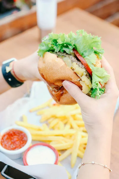 Taze sebzeli ev yapımı hamburger.