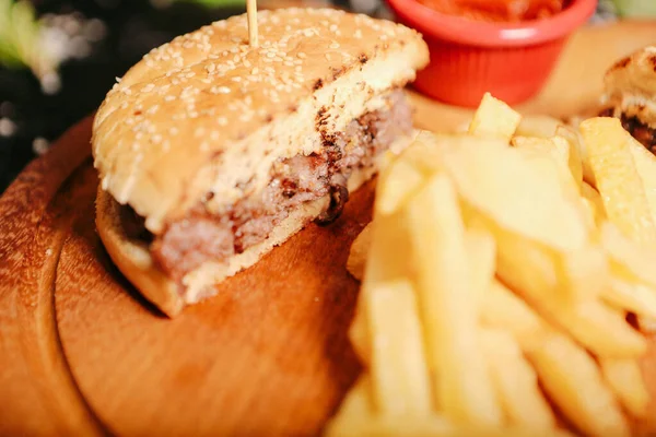 Taze sebzeli ev yapımı hamburger.