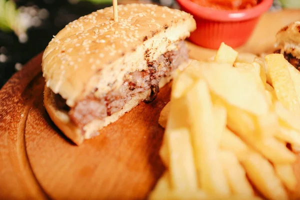 Taze sebzeli ev yapımı hamburger.