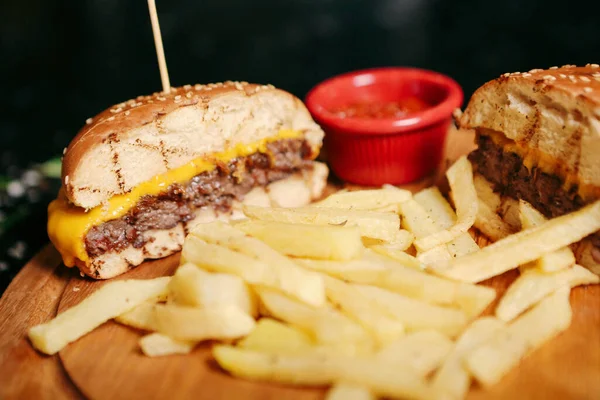 Taze sebzeli ev yapımı hamburger.