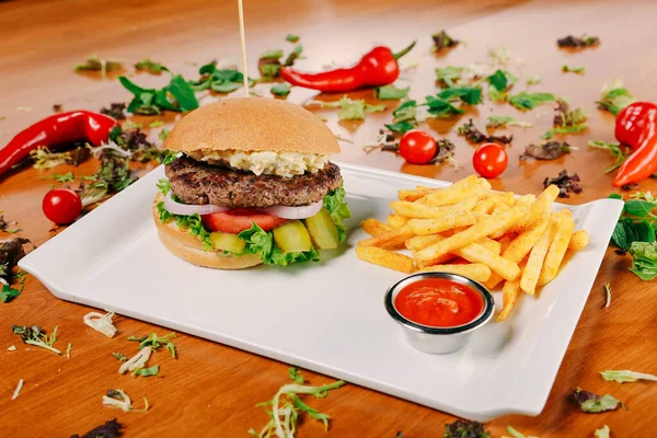 Taze sebzeli ev yapımı hamburger.