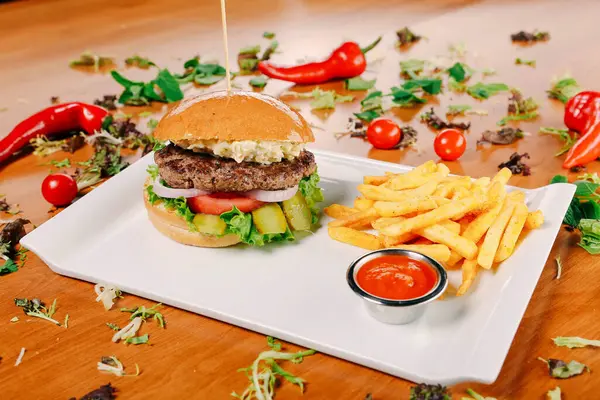 Taze sebzeli ev yapımı hamburger.