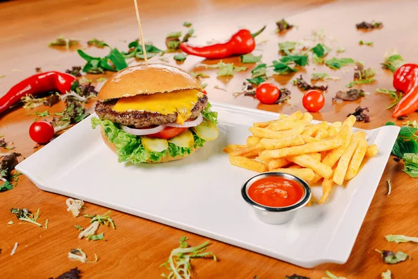 Taze sebzeli ev yapımı hamburger.