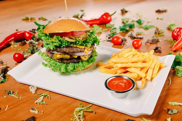 Taze sebzeli ev yapımı hamburger.