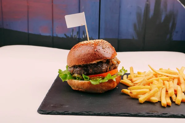 Taze sebzeli ev yapımı hamburger.