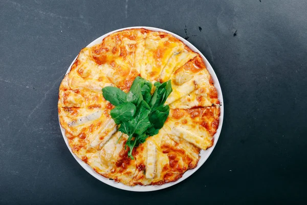 Lezzetli karışık İtalyan pizzası.