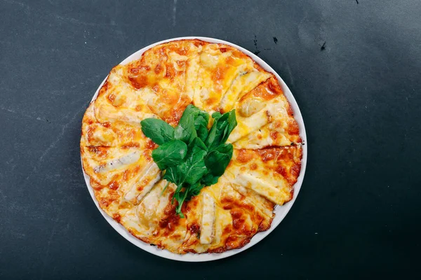 Lezzetli karışık İtalyan pizzası.