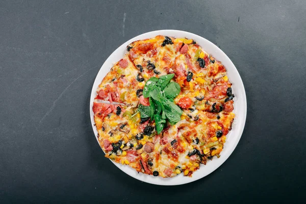 Lezzetli karışık İtalyan pizzası.