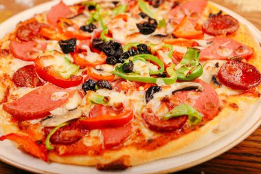 Lezzetli karışık İtalyan pizzası.