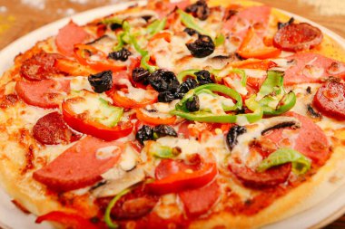 Lezzetli karışık İtalyan pizzası.