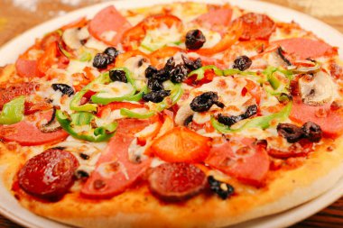 Lezzetli karışık İtalyan pizzası.