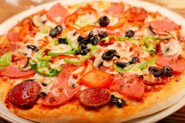 Lezzetli karışık İtalyan pizzası.