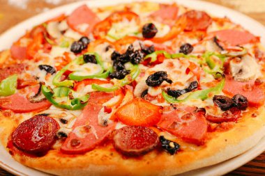 Lezzetli karışık İtalyan pizzası.