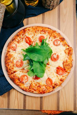 Lezzetli karışık İtalyan pizzası.