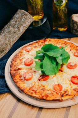 Lezzetli karışık İtalyan pizzası.