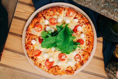 Lezzetli karışık İtalyan pizzası.