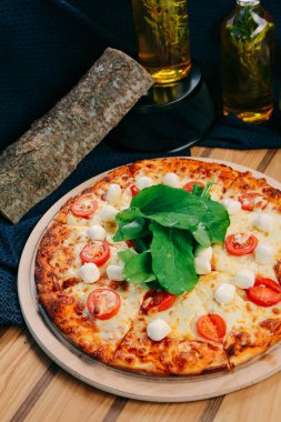 Lezzetli karışık İtalyan pizzası.