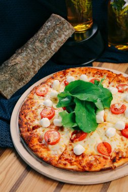 Lezzetli karışık İtalyan pizzası.