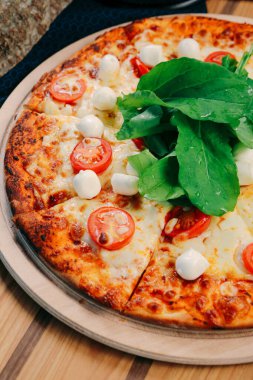 Lezzetli karışık İtalyan pizzası.