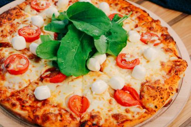 Lezzetli karışık İtalyan pizzası.