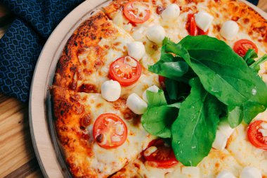 Lezzetli karışık İtalyan pizzası.