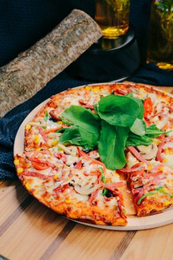 Lezzetli karışık İtalyan pizzası.