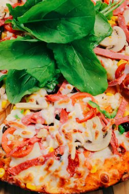 Lezzetli karışık İtalyan pizzası.