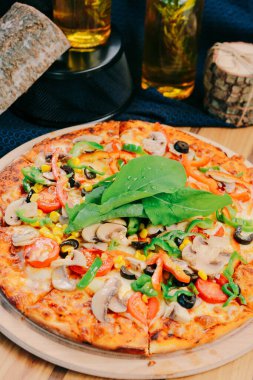 Lezzetli karışık İtalyan pizzası.