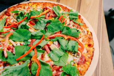 Lezzetli karışık İtalyan pizzası.