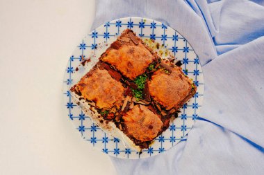 Geleneksel hindistancevizli tatlı baklavası. Ev yapımı fındıklı ve ballı baklava..
