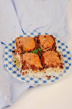 Geleneksel hindistancevizli tatlı baklavası. Ev yapımı fındıklı ve ballı baklava..