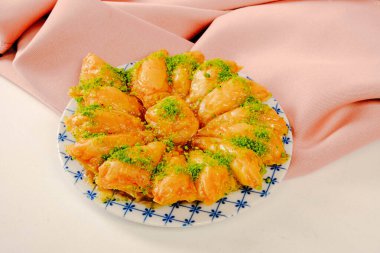 Geleneksel hindistancevizli tatlı baklavası. Ev yapımı fındıklı ve ballı baklava..