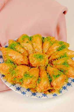 Geleneksel hindistancevizli tatlı baklavası. Ev yapımı fındıklı ve ballı baklava..