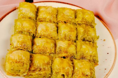 Geleneksel hindistancevizli tatlı baklavası. Ev yapımı fındıklı ve ballı baklava..
