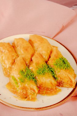 Geleneksel hindistancevizli tatlı baklavası. Ev yapımı fındıklı ve ballı baklava..