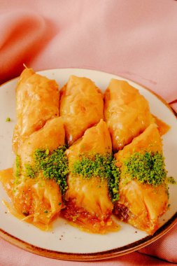 Geleneksel hindistancevizli tatlı baklavası. Ev yapımı fındıklı ve ballı baklava..