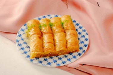 Geleneksel hindistancevizli tatlı baklavası. Ev yapımı fındıklı ve ballı baklava..
