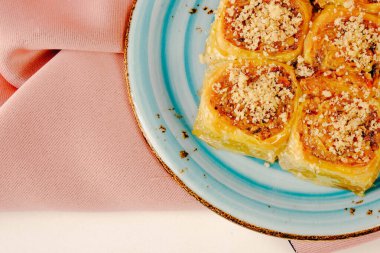 Geleneksel hindistancevizli tatlı baklavası. Ev yapımı fındıklı ve ballı baklava..