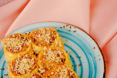 Geleneksel hindistancevizli tatlı baklavası. Ev yapımı fındıklı ve ballı baklava..