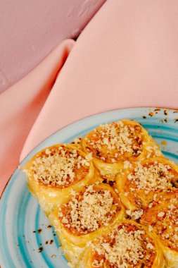Geleneksel hindistancevizli tatlı baklavası. Ev yapımı fındıklı ve ballı baklava..