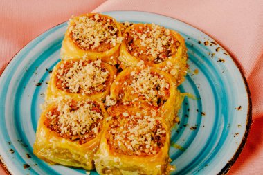 Geleneksel hindistancevizli tatlı baklavası. Ev yapımı fındıklı ve ballı baklava..