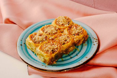 Geleneksel hindistancevizli tatlı baklavası. Ev yapımı fındıklı ve ballı baklava..