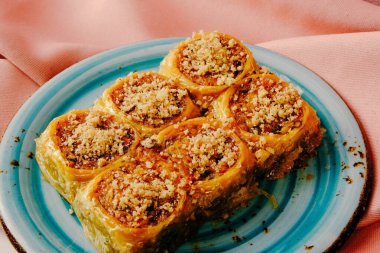 Geleneksel hindistancevizli tatlı baklavası. Ev yapımı fındıklı ve ballı baklava..
