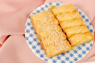 Geleneksel hindistancevizli tatlı baklavası. Ev yapımı fındıklı ve ballı baklava..