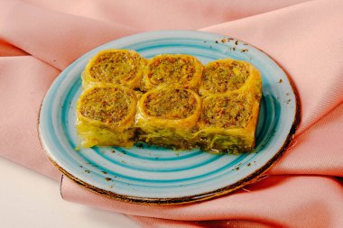 Geleneksel hindistancevizli tatlı baklavası. Ev yapımı fındıklı ve ballı baklava..