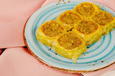 Geleneksel hindistancevizli tatlı baklavası. Ev yapımı fındıklı ve ballı baklava..