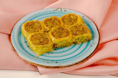 Geleneksel hindistancevizli tatlı baklavası. Ev yapımı fındıklı ve ballı baklava..