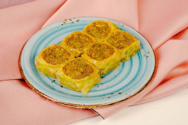 Geleneksel hindistancevizli tatlı baklavası. Ev yapımı fındıklı ve ballı baklava..